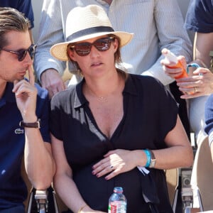 Raphaël Personnaz et sa compagne Clara Géliot (enceinte) en tribunes lors des Internationaux de France de tennis de Roland Garros 2023 à Paris, France, le 1er juin 2023. © Jacovides-Moreau/Bestimage 