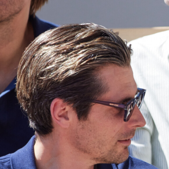 Raphaël Personnaz et sa compagne Clara Géliot (enceinte) en tribunes lors des Internationaux de France de tennis de Roland Garros 2023 à Paris, France, le 1er juin 2023. © Jacovides-Moreau/Bestimage 