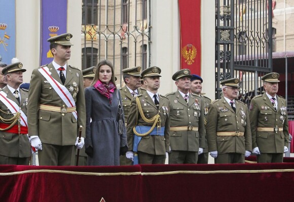 La princesse Letizia et son époux lors d'une cérémonie militaire en Espagne. Le 29 février 2010.