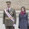 La princesse Letizia et son époux lors d'une cérémonie militaire en Espagne. Le 29 février 2010.