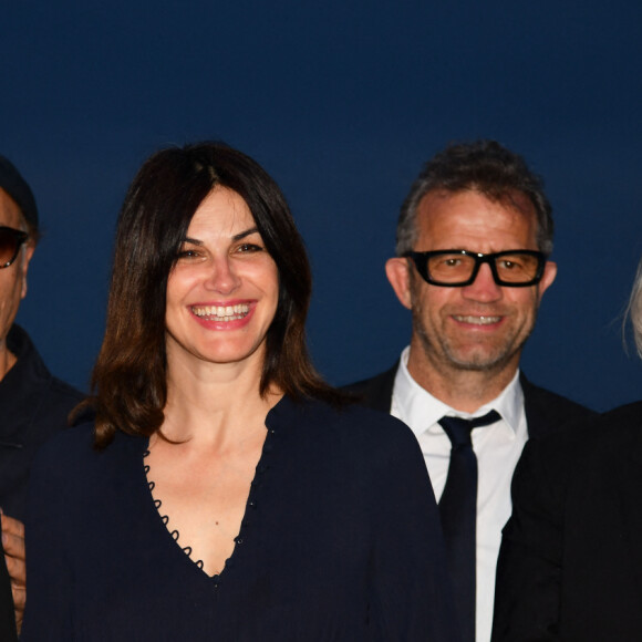 En effet, l'actrice et soeur de Lio a décidé de s'installer à la campagne.
Exclusif - Daniel Benoin et sa femme Nathalie, Enki Bilal, Helena Noguerra et Fabien Galthié, Tchéky Karyo - Soirée exceptionnelle à l'occasion du 10ème anniversaire du théâtre Anthéa à Antibes le 5 avril 2023. En 9 saisons, Anthéa a su se faire un nom ! Entre créations originales et artistes en résidence, le théâtre est devenu le deuxième de France en terme de fréquentation, après la Comédie-Française. Pour marquer ce dixième anniversaire, une programmation exceptionnelle et des spectacles inédits seront à l'honneur. ©Philippe Brylak / Bestimage