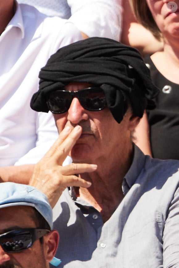 Il a adopté un look turban
Raymond Domenech en tribunes lors des Internationaux de France de tennis de Roland Garros 2023 à Paris, France, le 2 juin 2023. © Moreau-Jacovides/Bestimage 