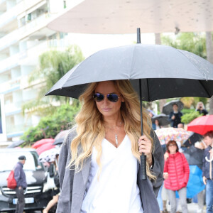 Adriana Karembeu se promène sous la pluie sur la croisette lors du 76ème Festival International du Film de Cannes, France, le 20 mai 2023. 