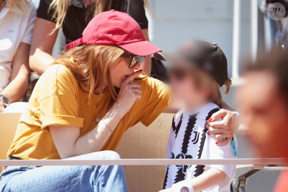 L'ex de jérémie Elkaïm n'était pas seule puisque son fils Gustave était avec elle
 
Valérie Donzelli en tribunes lors des Internationaux de France de tennis de Roland Garros 2023 à Paris, France, le 4 juin 2023. © Cyril Moreau/Bestimage