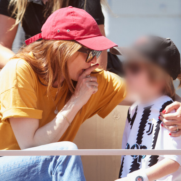 L'ex de jérémie Elkaïm n'était pas seule puisque son fils Gustave était avec elle
 
Valérie Donzelli en tribunes lors des Internationaux de France de tennis de Roland Garros 2023 à Paris, France, le 4 juin 2023. © Cyril Moreau/Bestimage