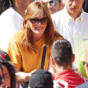 La côte de popularité de Novak Djokovic est toujours aussi élevée du côté de la Porte d'Auteuil !
 
Valérie Donzelli en tribunes lors des Internationaux de France de tennis de Roland Garros 2023 à Paris, France, le 4 juin 2023. © Cyril Moreau/Bestimage