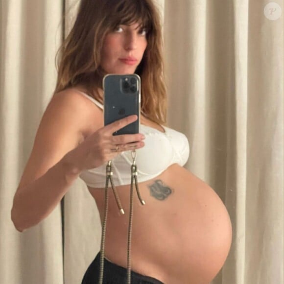 Si elle a donné naissance à son deuxième enfant en juillet 2022, sa première grossesse a été bien différente
Lou Doillon a accueilli son deuxième enfant vingt ans après le premier, à 39 ans et demi
