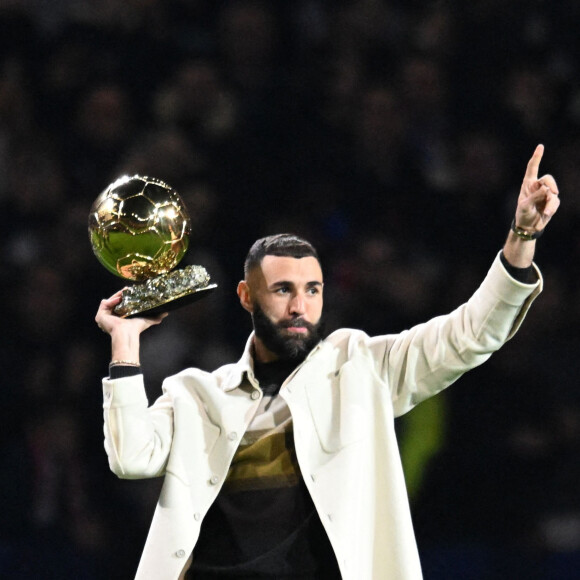 D'après les informations sorties dans la presse, le footballeur devrait signer en Arabie saoudite
 
Karim Benzema présente son Ballon d'Or aux supporters lyonnais à la mi-temps du match OL-Nice au Groupama Stadium de Décines-Charpieu, France, le 11 novembre 2022. © Frédéric Chambert/Panoramic/Bestimage
