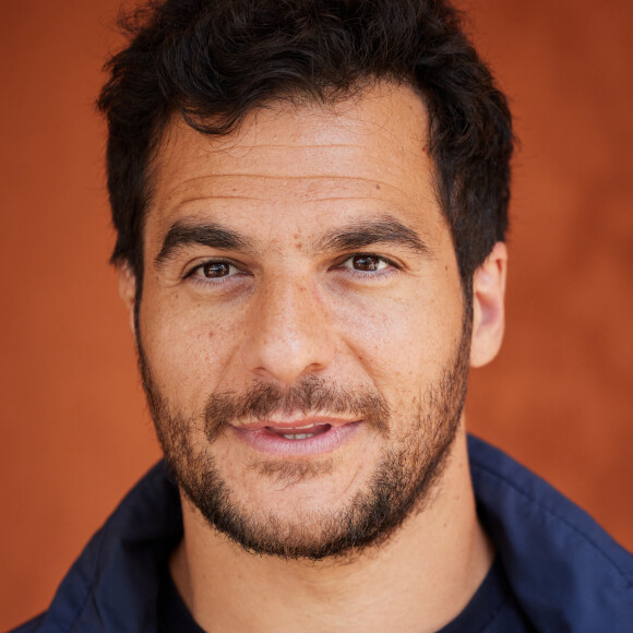Ainsi, parmi les célébrités présentes, Amir Haddad était au rendez-vous le lundi 5 juin. 
Amir Haddad au village lors des Internationaux de France de tennis de Roland Garros 2023, à Paris, France, le 5 juin 2023. © Cyril Moreau/Bestimage 