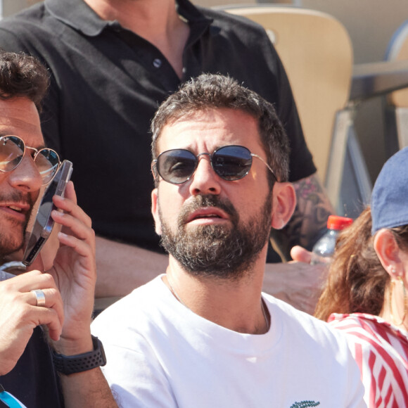 Amir Haddad, Mathieu Haddad et Mademoiselle Agnès en tribunes lors des Internationaux de France de tennis de Roland Garros 2023, à Paris, France, le 5 juin 2023. © Cyril Moreau/Bestimage 