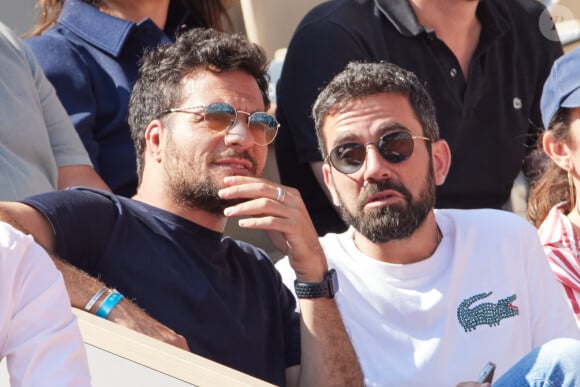 Amir Haddad et Mathieu Haddad en tribunes lors des Internationaux de France de tennis de Roland Garros 2023, à Paris, France, le 5 juin 2023. © Cyril Moreau/Bestimage 