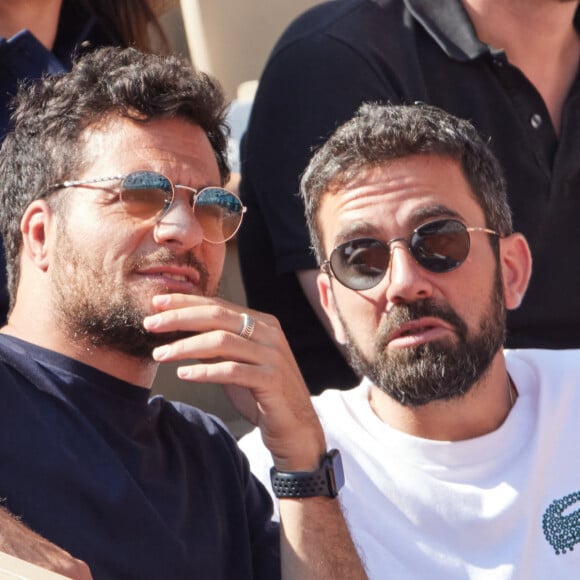 Amir Haddad et Mathieu Haddad en tribunes lors des Internationaux de France de tennis de Roland Garros 2023, à Paris, France, le 5 juin 2023. © Cyril Moreau/Bestimage 