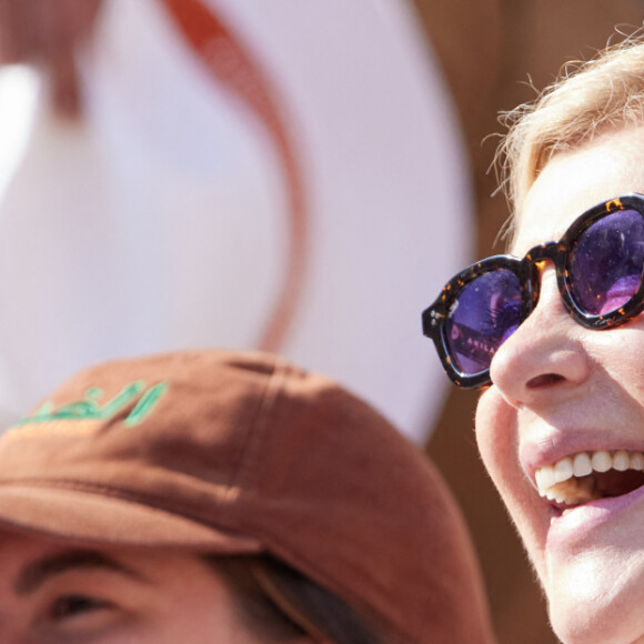 Michèle Laroque et sa fille Oriane Deschamps en tribunes lors des Internationaux de France de tennis de Roland Garros 2023, à Paris, France, le 5 juin 2023. © Cyril Moreau/Bestimage 