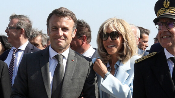 Brigitte Macron pimpante satinée en bleu ciel, le discours d'Emmanuel Macron parasité par un curieux message