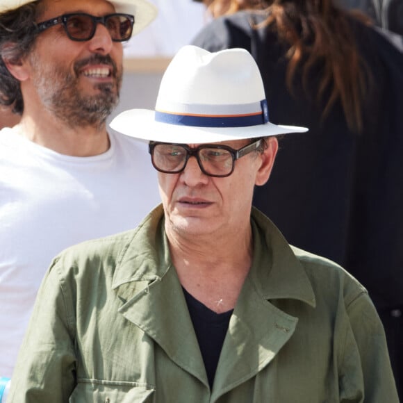 Marc Lavoine et Vincent Elbaz en tribunes lors des Internationaux de France de tennis de Roland Garros 2023, à Paris, France, le 6 juin 2023. © Jacovides-Moreau/Bestimage