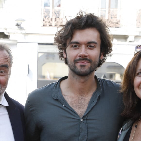 En effet, il était accompagné de sa femme, l'actrice Pascale Pouzadoux et de so fils, Raphël
Exclusif - Antoine Duléry, sa femme Pascale Pouzadoux et leur fils Raphaël Duléry à la 2ème édition du festival du cinéma français et gastronomie au casino de Aix les Bains le 6 juin 2023. © Denis Guignebourg / Bestimage  