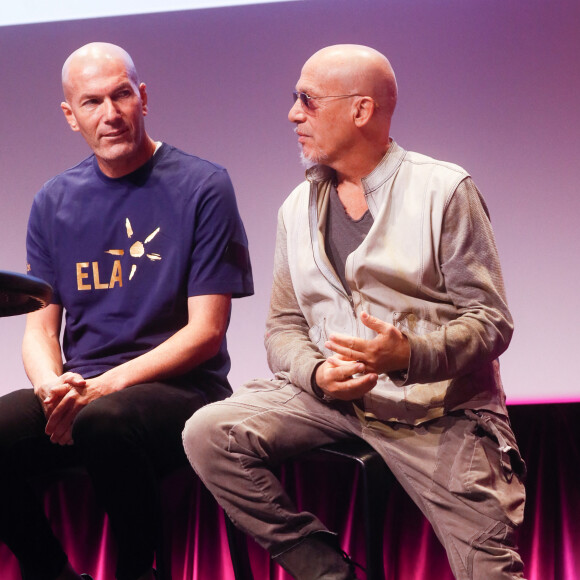 L'ex champion du monde lançait la 30ème campagne "Mets tes baskets et bats la maladie".
Zinédine Zidane, Florent Pagny - Cérémonie de remise des prix des Ambassadeurs ELA et lancement de la nouvelle campagne "Mets tes baskets et bats la maladie" à la Cité des Sciences et de l'Industrie à Paris. Le 7 juin 2023 © Christophe Clovis / Bestimage 