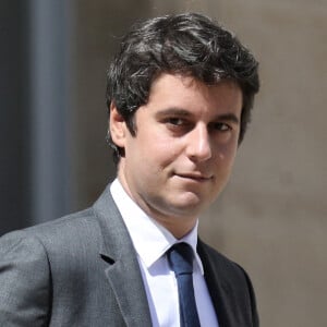 "Je vois bien qu'on cherche à me caricaturer comme le symbole de la France bien née, à qui tout réussi !"
Le ministre délégué aux Comptes publics, Gabriel Attal à la sortie du conseil des ministres, au palais de l'Elysée, Paris, le 24 mai 2023 © Stéphane Lemouton / Bestimage