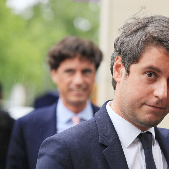 Exclusif - Gabriel Attal, ministre de l'action et des comptes publics, quitte les studios de la radio RTL à Paris le 9 mai 2023. © Jonathan Rebboah / Panoramic / Bestimage