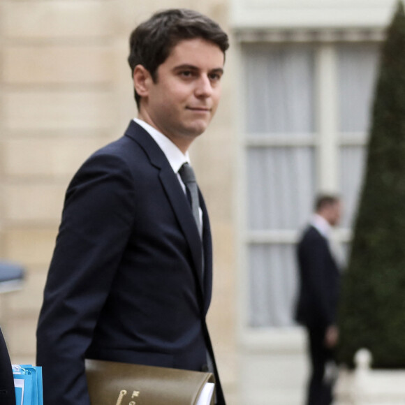Gérald Darmanin, ministre de l'Intérieur et Gabriel Attal, Porte-parole du Gouvernement à la sortie du conseil des ministres, au palais de l'Elysée, Paris, France, le 16 mars 2022. © Stéphane Lemouton/Bestimage 