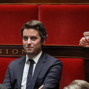 Pour "Paris Match", Gabriel Attal est revenu sur une rumeur tenace. 
Le ministre délégué aux Comptes publics, Gabriel Attal, la première ministre, Elisabeth Borne et le ministre du Travail, Olivier Dussopt - Séance de questions au gouvernement à l'assemblée nationale, Paris, le 23 mai 2023 © Stéphane Lemouton / Bestimage