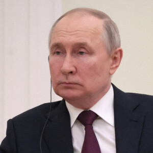 De nombreux proches de Vladimir Poutine ont vu leur quotidien bouleversé, avec le gel de leurs avoirs, conséquence de la guerre en Ukraine. 
Le président russe Vladimir Poutine rencontre le président érythréen Isaias Afwerki au Kremlin à Moscou. 