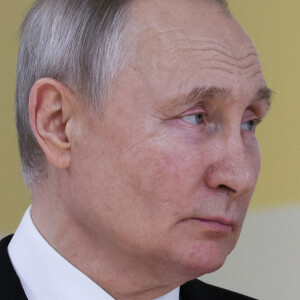 En effet, elle l'accuse de vouloir la faire arrêter grâce à ses connexions puissantes avec Vladimir Poutine.
Vladimir Poutine (président de la Fédération de Russie) en visite au centre de réadaptation pour enfants à Podolsk, le 1er juin 2023. 