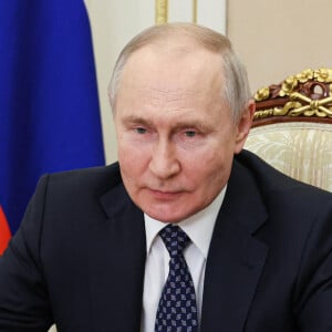 Le Président russe Vladimir Poutine prononce une allocution vidéo à l'occasion de l'ouverture de l'Académie des industries artistiques au pôle artistique de Tavrida à Moscou, Russie le 27 mai 2023. 