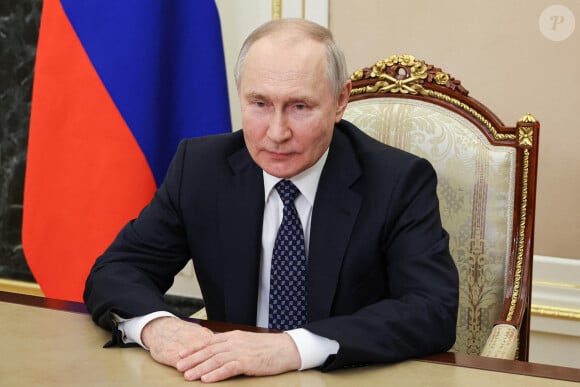 Le Président russe Vladimir Poutine prononce une allocution vidéo à l'occasion de l'ouverture de l'Académie des industries artistiques au pôle artistique de Tavrida à Moscou, Russie le 27 mai 2023. 