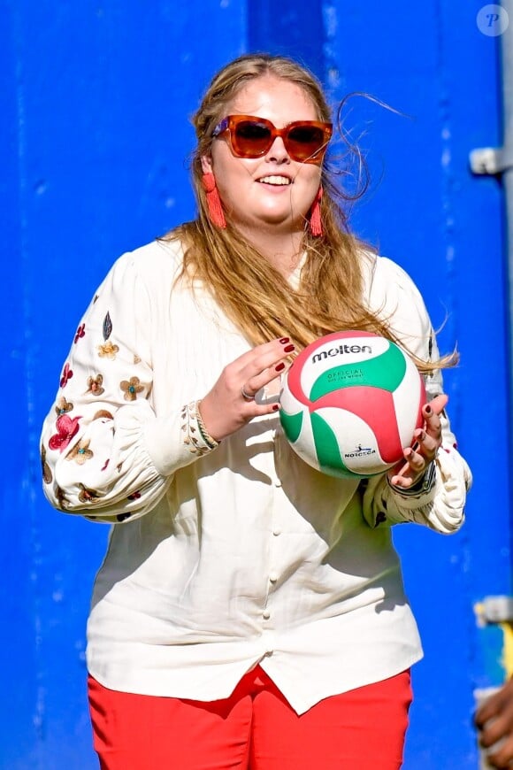 La princesse Catharina Amalia des Pays-Bas joue au volley ball lors d'un voyage dans les Antilles Néerlandaises le 9 février 2023. 