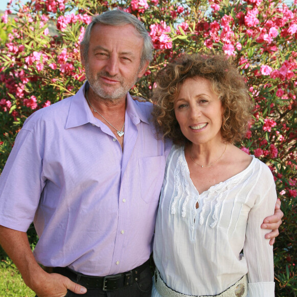 Depuis, elle y a acheté une masion avec son mari Dominique Colonna.
Mireille Dumas et son mari Dominique, à Porto, en Corse, en 2007. Photo by Max Colin/ABACAPRESS.COM