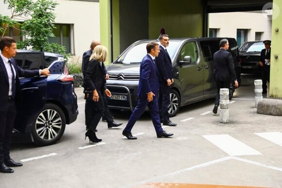 Le président Emmanuel Macron et sa femme Brigitte arrivent au CHU de Grenoble pour rencontrer les familles et les victimes de l'attaque de Annecy. Le 9 juin 2023. © Benoit Lagneux / Pool / Bestimage 