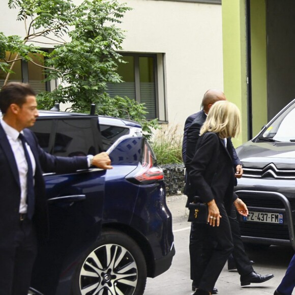 Le président Emmanuel Macron et sa femme Brigitte arrivent au CHU de Grenoble pour rencontrer les familles et les victimes de l'attaque de Annecy. Le 9 juin 2023. © Benoit Lagneux / Pool / Bestimage 