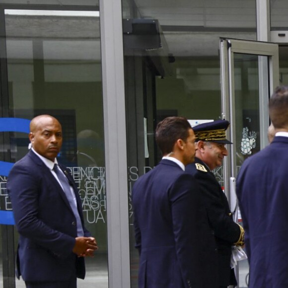 Le président Emmanuel Macron et sa femme Brigitte arrivent au CHU de Grenoble pour rencontrer les familles et les victimes de l'attaque de Annecy. Le 9 juin 2023. © Benoit Lagneux / Pool / Bestimage 