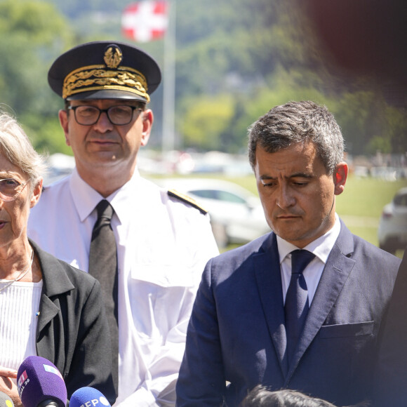 La Première ministre Elisabeth Borne et Gérald Darmanin, ministre de l'Intérieur, arrivent à la sous-préfecture d'Annecy suite au drame survenu dans la matinée, le 8 juin 2023. Vers 9h45, un homme de 31 ans, d'origine syrienne, a poignardé plusieurs personnes dans les jardins d'Europe près du lac avant d'être interpellé. Un premier bilan fait état de six blessés dont quatre enfants en bas âge. © Sandrine Thesillat / Panoramic / Bestimage 