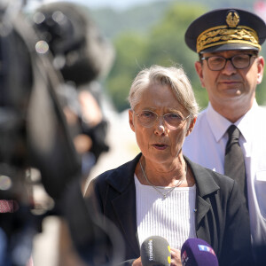 La Première ministre Elisabeth Borne et Gérald Darmanin, ministre de l'Intérieur, arrivent à la sous-préfecture d'Annecy suite au drame survenu dans la matinée, le 8 juin 2023. Vers 9h45, un homme de 31 ans, d'origine syrienne, a poignardé plusieurs personnes dans les jardins d'Europe près du lac avant d'être interpellé. Un premier bilan fait état de six blessés dont quatre enfants en bas âge. © Sandrine Thesillat / Panoramic / Bestimage 