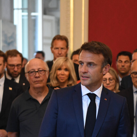 Le président de la République Emmanuel Macron et sa femme la Première DameBrigitte Macron à la préfecture de Haute-Savoie, au lendemain d'une attaque massive à l'arme blanche dans un parc à Annecy, France, le 9 juin 2023. Emmanuel et Brigitte Macron sont à Annecy pour saluer toutes les personnes impliquées dans l'attaque. Un réfugié syrien suspecté d'avoir poignardé six personnes dans la ville alpine française d'Annecy le 8 juin 2023 ne semblait pas avoir de "motif terroriste", a déclaré le procureur local aux journalistes. La procureure Line Bonnet-Mathis a déclaré que sur les quatre enfants blessés lors de l'agression, l'un n'avait que 22 mois, deux avaient deux ans et l'aîné avait trois ans. © Mourad Allili/Pool/Bestimage 