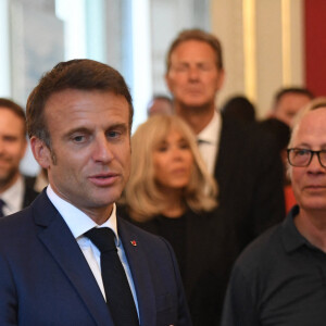 Le président de la République Emmanuel Macron et sa femme la Première DameBrigitte Macron à la préfecture de Haute-Savoie, au lendemain d'une attaque massive à l'arme blanche dans un parc à Annecy, France, le 9 juin 2023. Emmanuel et Brigitte Macron sont à Annecy pour saluer toutes les personnes impliquées dans l'attaque. Un réfugié syrien suspecté d'avoir poignardé six personnes dans la ville alpine française d'Annecy le 8 juin 2023 ne semblait pas avoir de "motif terroriste", a déclaré le procureur local aux journalistes. La procureure Line Bonnet-Mathis a déclaré que sur les quatre enfants blessés lors de l'agression, l'un n'avait que 22 mois, deux avaient deux ans et l'aîné avait trois ans. © Mourad Allili/Pool/Bestimage 