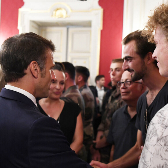 Emmanuel Macron félicite le "héros au sac à dos" Henri - Le président de la République Emmanuel Macron et sa femme la Première DameBrigitte Macron à la préfecture de Haute-Savoie, au lendemain d'une attaque massive à l'arme blanche dans un parc à Annecy, France, le 9 juin 2023. Emmanuel et Brigitte Macron sont à Annecy pour saluer toutes les personnes impliquées dans l'attaque. Un réfugié syrien suspecté d'avoir poignardé six personnes dans la ville alpine française d'Annecy le 8 juin 2023 ne semblait pas avoir de "motif terroriste", a déclaré le procureur local aux journalistes. La procureure Line Bonnet-Mathis a déclaré que sur les quatre enfants blessés lors de l'agression, l'un n'avait que 22 mois, deux avaient deux ans et l'aîné avait trois ans. © Mourad Allili/Pool/Bestimage 