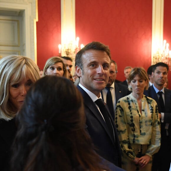 Le président de la République Emmanuel Macron et sa femme la Première DameBrigitte Macron à la préfecture de Haute-Savoie, au lendemain d'une attaque massive à l'arme blanche dans un parc à Annecy, France, le 9 juin 2023. Emmanuel et Brigitte Macron sont à Annecy pour saluer toutes les personnes impliquées dans l'attaque. Un réfugié syrien suspecté d'avoir poignardé six personnes dans la ville alpine française d'Annecy le 8 juin 2023 ne semblait pas avoir de "motif terroriste", a déclaré le procureur local aux journalistes. La procureure Line Bonnet-Mathis a déclaré que sur les quatre enfants blessés lors de l'agression, l'un n'avait que 22 mois, deux avaient deux ans et l'aîné avait trois ans. © Mourad Allili/Pool/Bestimage 