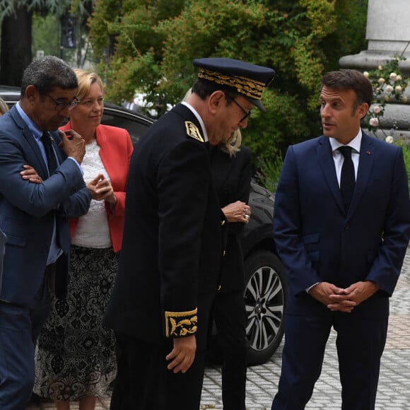 Le président de la République Emmanuel Macron et sa femme la Première DameBrigitte Macron à la préfecture de Haute-Savoie, au lendemain d'une attaque massive à l'arme blanche dans un parc à Annecy, France, le 9 juin 2023. Emmanuel et Brigitte Macron sont à Annecy pour saluer toutes les personnes impliquées dans l'attaque. Un réfugié syrien suspecté d'avoir poignardé six personnes dans la ville alpine française d'Annecy le 8 juin 2023 ne semblait pas avoir de "motif terroriste", a déclaré le procureur local aux journalistes. La procureure Line Bonnet-Mathis a déclaré que sur les quatre enfants blessés lors de l'agression, l'un n'avait que 22 mois, deux avaient deux ans et l'aîné avait trois ans. © Mourad Allili/Pool/Bestimage 