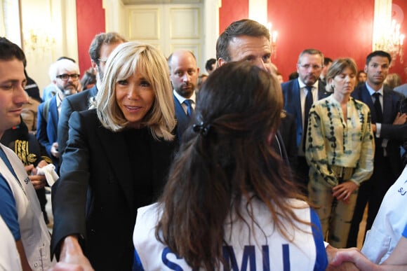 Le président de la République Emmanuel Macron et sa femme la Première DameBrigitte Macron à la préfecture de Haute-Savoie, au lendemain d'une attaque massive à l'arme blanche dans un parc à Annecy, France, le 9 juin 2023. Emmanuel et Brigitte Macron sont à Annecy pour saluer toutes les personnes impliquées dans l'attaque. Un réfugié syrien suspecté d'avoir poignardé six personnes dans la ville alpine française d'Annecy le 8 juin 2023 ne semblait pas avoir de "motif terroriste", a déclaré le procureur local aux journalistes. La procureure Line Bonnet-Mathis a déclaré que sur les quatre enfants blessés lors de l'agression, l'un n'avait que 22 mois, deux avaient deux ans et l'aîné avait trois ans. © Mourad Allili/Pool/Bestimage 