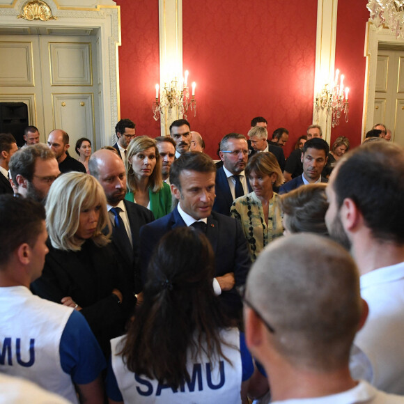 Le président de la République Emmanuel Macron et sa femme la Première DameBrigitte Macron à la préfecture de Haute-Savoie, au lendemain d'une attaque massive à l'arme blanche dans un parc à Annecy, France, le 9 juin 2023. Emmanuel et Brigitte Macron sont à Annecy pour saluer toutes les personnes impliquées dans l'attaque. Un réfugié syrien suspecté d'avoir poignardé six personnes dans la ville alpine française d'Annecy le 8 juin 2023 ne semblait pas avoir de "motif terroriste", a déclaré le procureur local aux journalistes. La procureure Line Bonnet-Mathis a déclaré que sur les quatre enfants blessés lors de l'agression, l'un n'avait que 22 mois, deux avaient deux ans et l'aîné avait trois ans. © Mourad Allili/Pool/Bestimage 