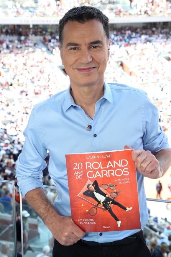 Exclusif - Laurent Luyat présente son nouveau livre "20 ans de Roland Garros" - Plateau de France Télévision lors des Internationaux de France de Tennis de Roland Garros 2023 - Jour 2 à Paris le 29 Mai 2023. © Bertrand Rindoff / Bestimage