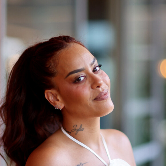 Elle avaity misé sur un look entièrement blanc
Amel Bent - Célébrités au Village lors des Internationaux de France de tennis de Roland Garros 2023 à Paris le 10 juin 2023. © Jacovides-Moreau/Bestimage 