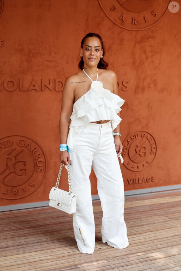 Amel Bent - Célébrités au Village lors des Internationaux de France de tennis de Roland Garros 2023 à Paris le 10 juin 2023. © Jacovides-Moreau/Bestimage 