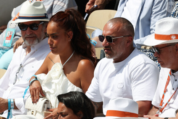 Amel Bent et Patrick Antonelli dans les tribunes de Roland-Garros le 10 juin 2023. Photo by Nasser Berzane/ABACAPRESS.COM