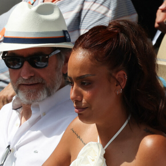 Amel Bent et Patrick Antonelli dans les tribunes de Roland-Garros le 10 juin 2023. Photo by Nasser Berzane/ABACAPRESS.COM
