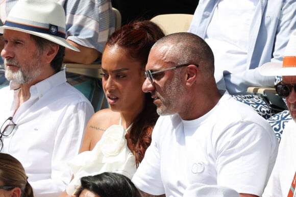 Elle était assorti à son compagnon
Amel Bent, Patrick Antonelli dans les tribunes de Roland-Garros le 10 juin 2023. Photo by Nasser Berzane/ABACAPRESS.COM