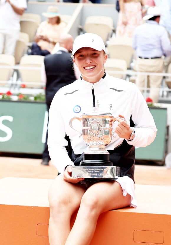 C'est Iga Swiatek qui a remporté la finale, un troisième sacre pour la Polonaise
Victoire de la Polonaise Iga Swiatek contre la Tchèque Karolina Muchova (6-2, 5-7, 6-4) en finale des Internationaux de France de tennis de Roland Garros 2023 à Paris le 10 juin 2023. © Jacovides-Moreau/Bestimage 